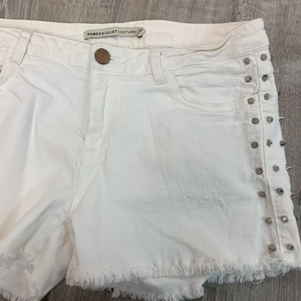 Romeo & Juliet Couture White Studded Distressed Shorts 29